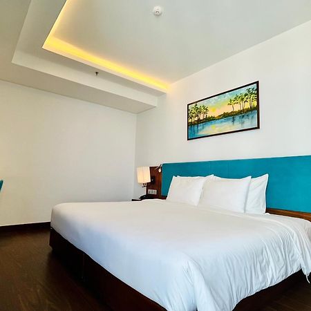 Maximilan Danang Beach Hotel מראה חיצוני תמונה