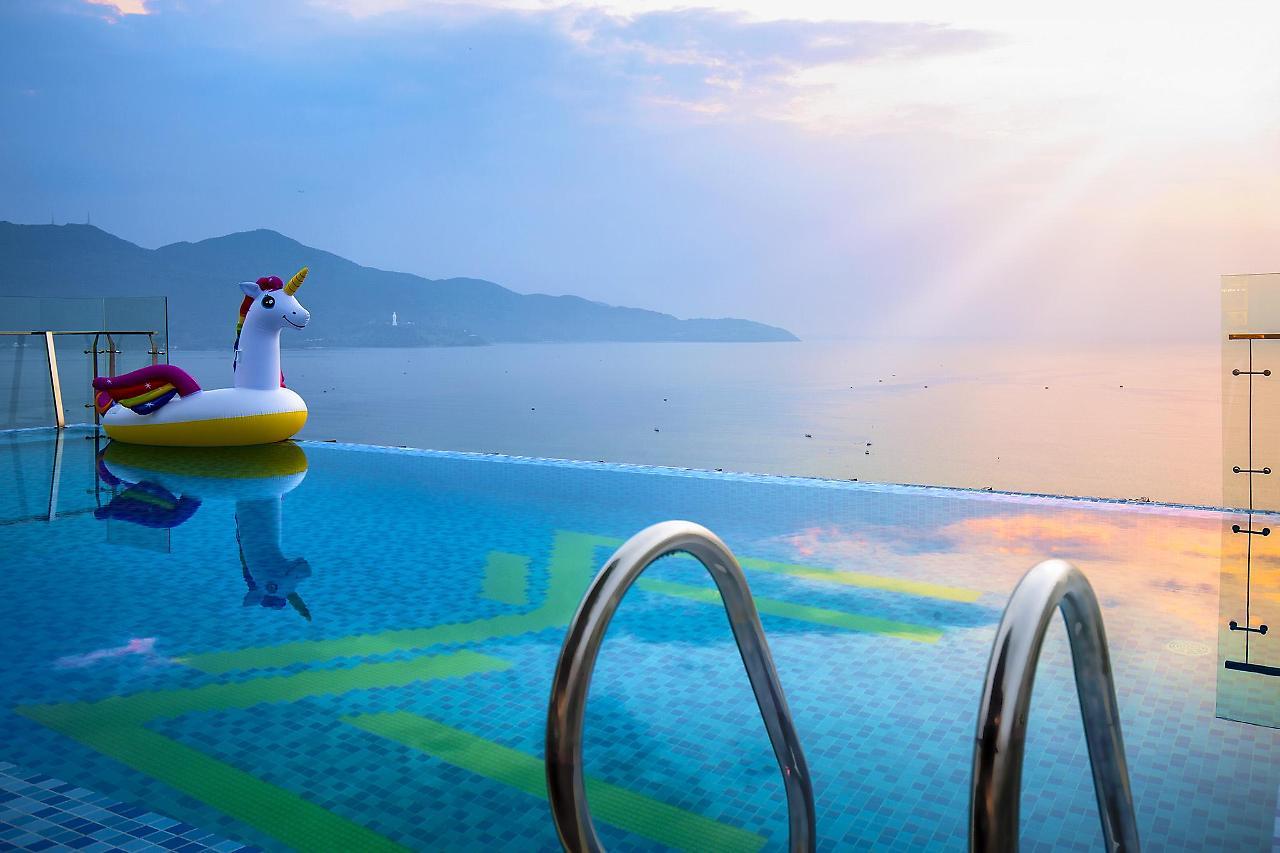 Maximilan Danang Beach Hotel מראה חיצוני תמונה