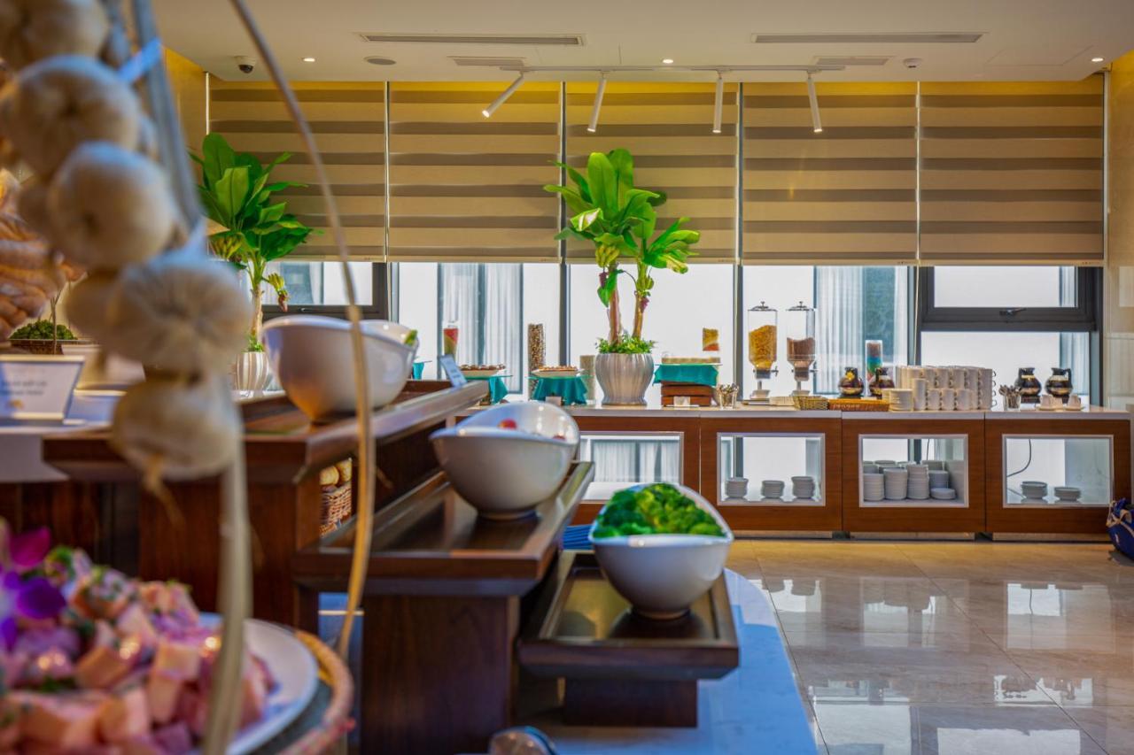 Maximilan Danang Beach Hotel מראה חיצוני תמונה