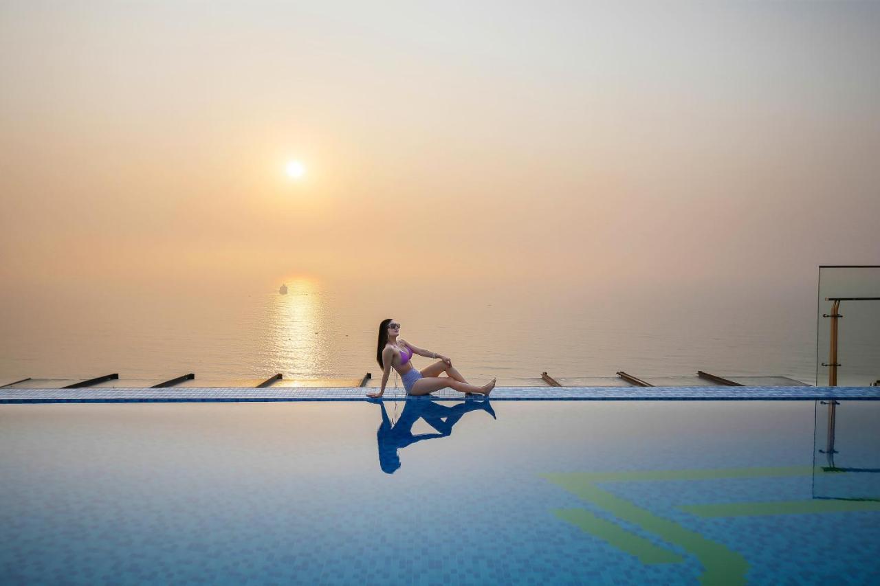 Maximilan Danang Beach Hotel מראה חיצוני תמונה