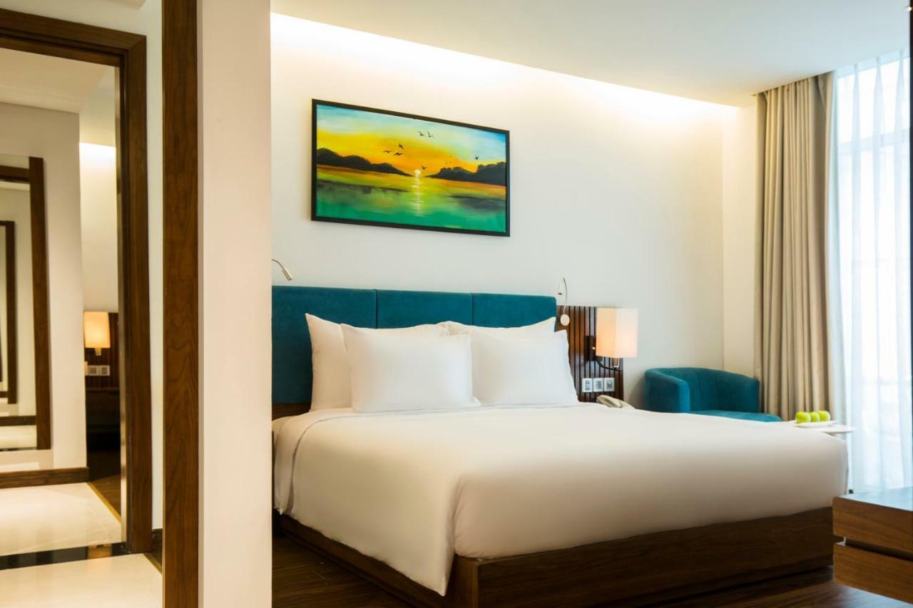 Maximilan Danang Beach Hotel מראה חיצוני תמונה